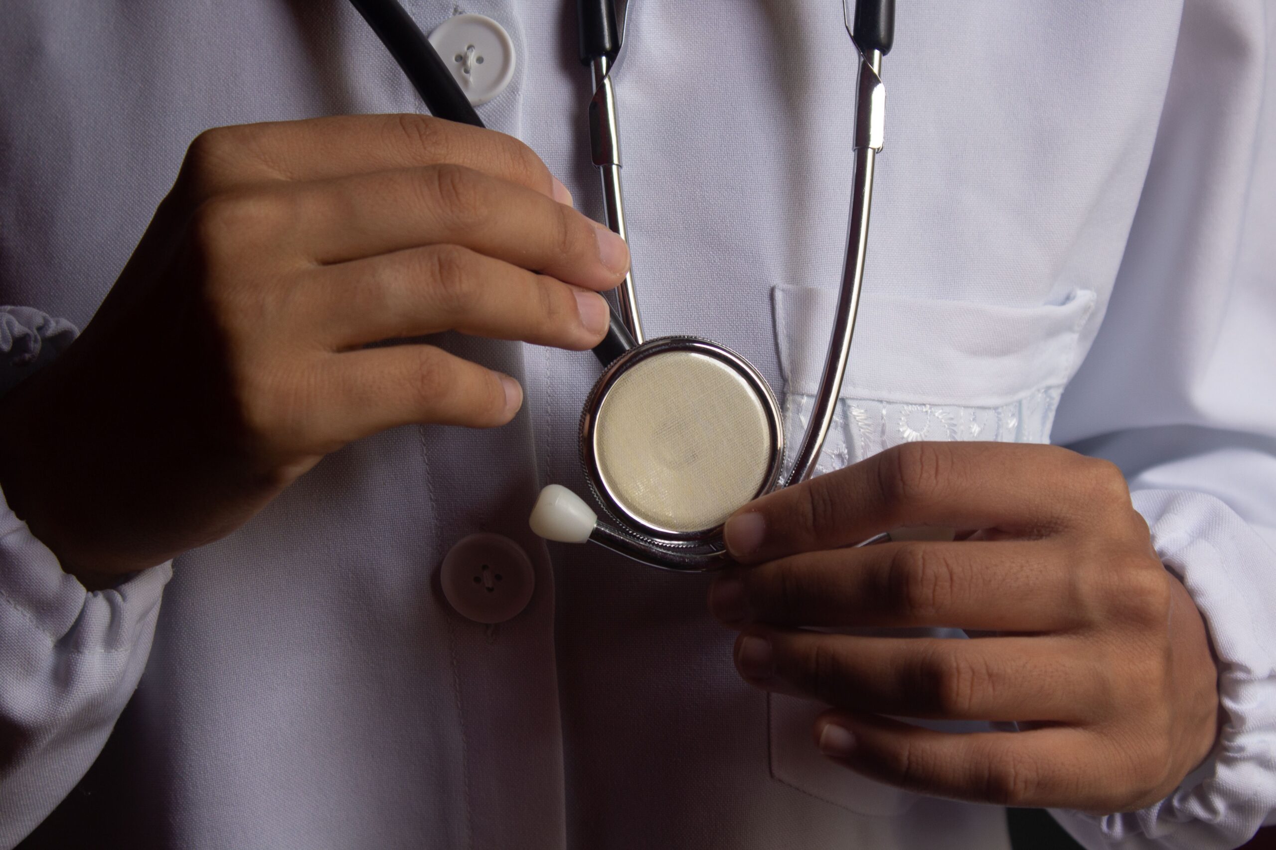 Profissionais reunidos em uma clínica médica
