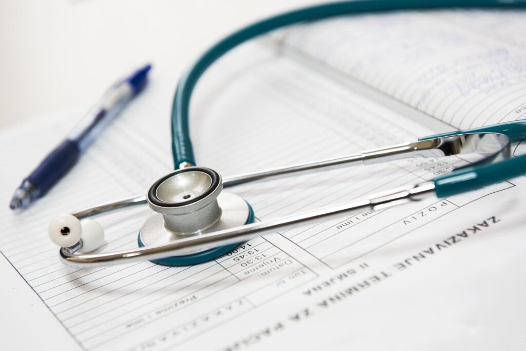 Documentos e estetoscópio representando a contabilidade para clínicas médicas