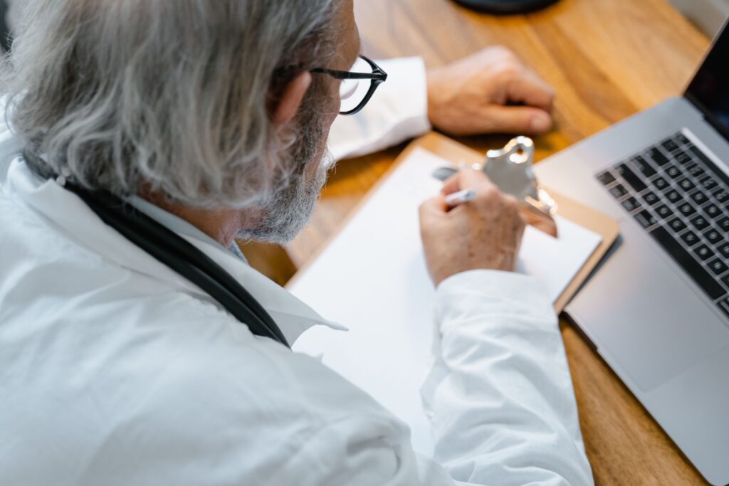 médico analisando documentos